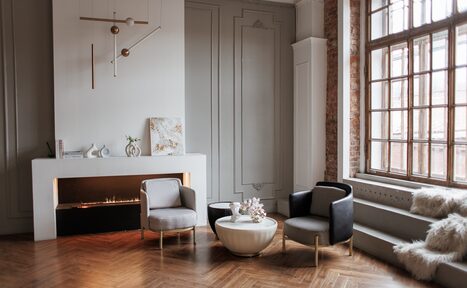 Арендовать Светлый зал с камином и большими окнами