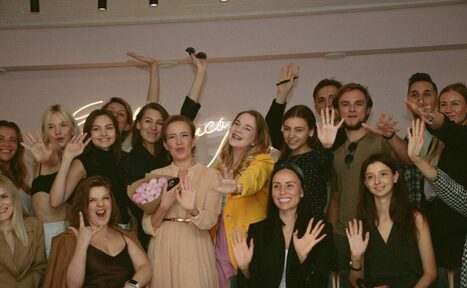 Арендовать Стилизованный лофт в сине-розовых оттенках