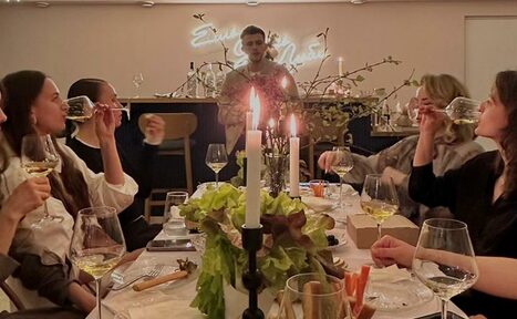 Арендовать Стилизованный лофт в сине-розовых оттенках