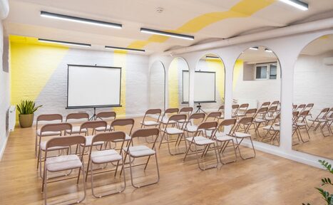 Арендовать Светлый конференц-зал