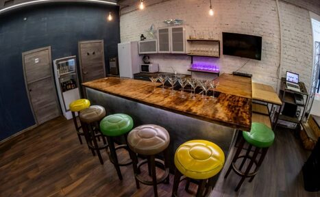 Арендовать Просторный лофт в центре города. Сцена. Диско-шар