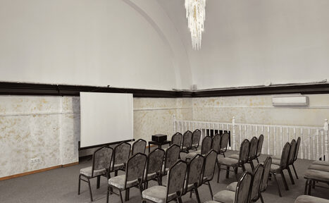 Арендовать Двухэтажный зал в светлых тонах