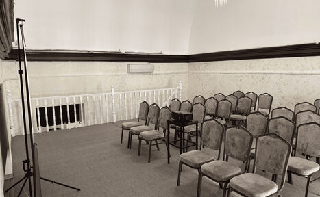 Арендовать Двухэтажный зал в светлых тонах