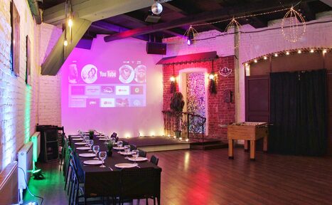 Арендовать Уютный лофт со сценой и барной стойкой