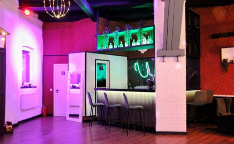 Арендовать Уютный лофт со сценой и барной стойкой