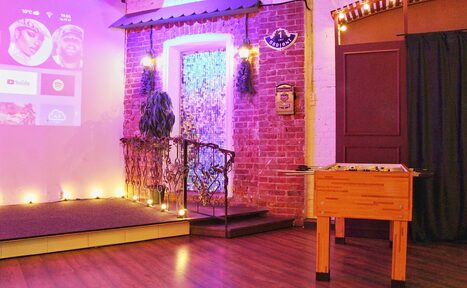 Арендовать Уютный лофт со сценой и барной стойкой