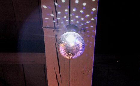 Арендовать Уютный лофт со сценой и барной стойкой