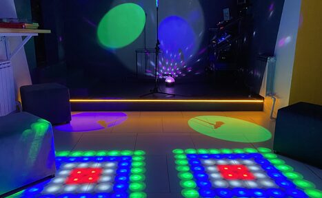 Арендовать Музыкальный лофт на Тульской. Фиолетовая подсветка.