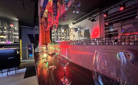 Арендовать Музыкальный лофт на Тульской. Барная стойка со стульями.