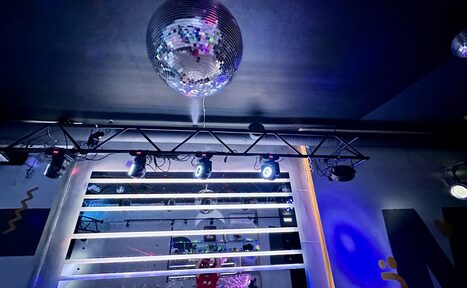 Арендовать Музыкальный лофт на Тульской. Лазерный эффект на танцполе.