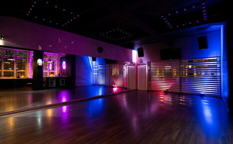 Арендовать Лофт с зеркальной стеной