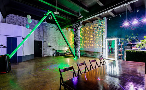 Арендовать Loft Space Просторный лофт из белого кирпича
