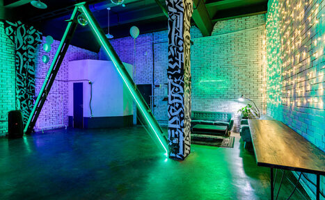 Арендовать Loft Space Просторный лофт из белого кирпича