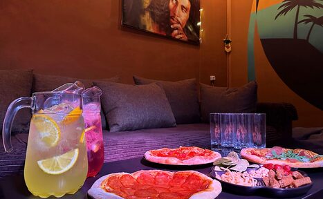 Арендовать Зал Ямайка. Лофт с большим диваном и экраном