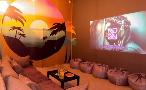 Арендовать Зал Ямайка. Лофт с большим диваном и экраном