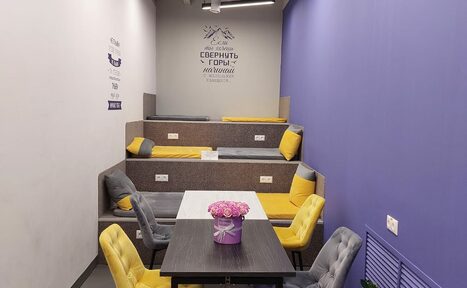 Арендовать Небольшой лекторий с пуфами