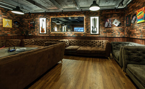 Арендовать Party Hard. Хард рок. Лофт-зал в стиле Рок-н-ролл