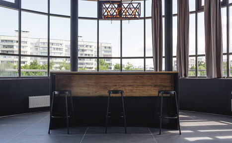 Арендовать Высота Лофт Панорамный лофт в строгих тонах