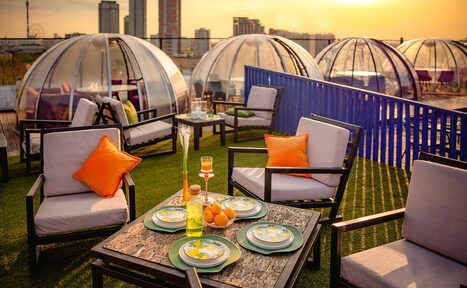 Арендовать ИглуБар. Bad girl. Тёмный лофт-зал в красных оттенках 