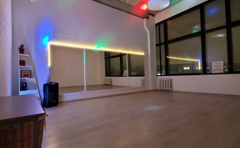 Арендовать Slam Space (Слэм Спейс). Белый зал для небольших групп