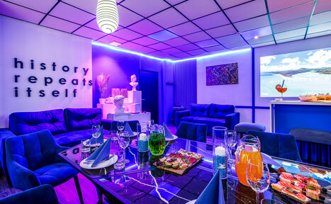 Арендовать Liberty. Яркий лофт-зал в бело-синем оформлении 