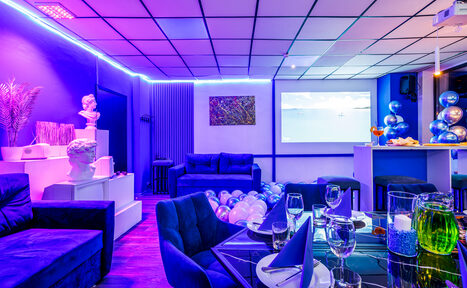 Арендовать Liberty. Яркий лофт-зал в бело-синем оформлении 