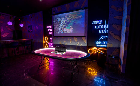 Арендовать Лофт в стиле казино с покерным столом