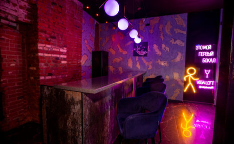 Арендовать Лофт в стиле казино с покерным столом