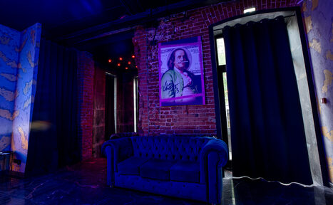 Арендовать Лофт в стиле казино с покерным столом