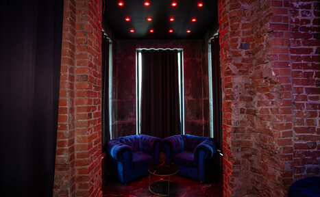 Арендовать Лофт в стиле казино с покерным столом