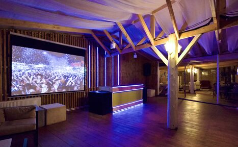 Арендовать MY IBIZA Пространство с открытым бассейном на Спортивной