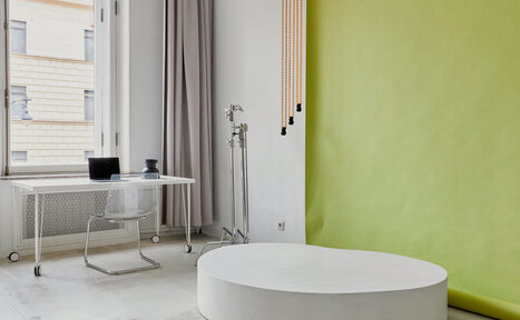 Арендовать Светлый зал с растениями