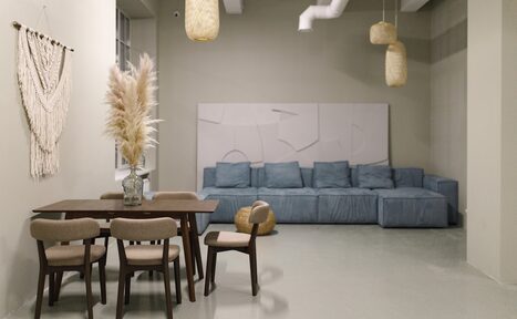 Арендовать Wow Place Loft. Mr.Boho (Вау Плэйс Лофт. Мистер Бохо). Светлый лаунж-зал