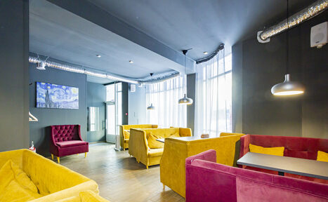 Арендовать Яркий лаундж паб под закрытие