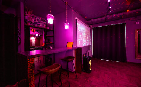 Арендовать Неоновый лофт-зал