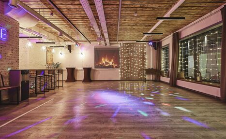 Арендовать Loft Lodge 8. Яркий зал со светомузыкой