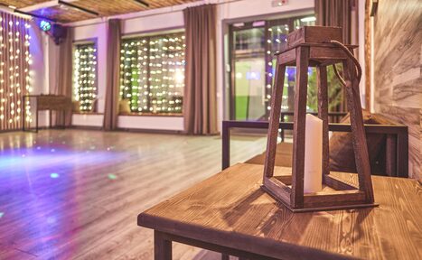 Арендовать Loft Lodge 8. Яркий зал со светомузыкой