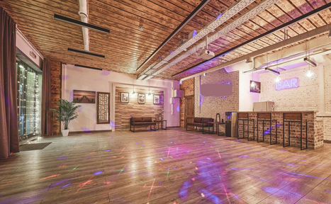 Арендовать Loft Lodge 8. Яркий зал со светомузыкой