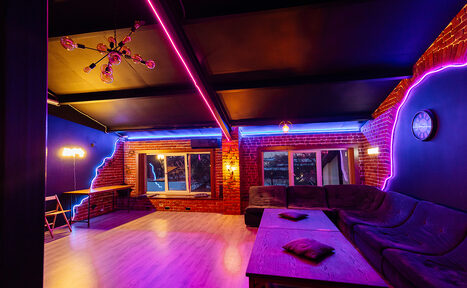 Арендовать ATMOSFERA. AURA Чёрный лофт из красного кирпича