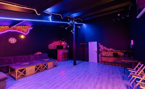 Арендовать ATMOSFERA. AURA Чёрный лофт из красного кирпича