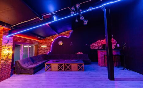 Арендовать ATMOSFERA. AURA Чёрный лофт из красного кирпича