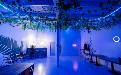 Арендовать ATMOSFERA. ECO  Белый лофт с неоновой подсветкой