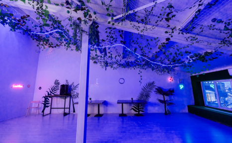 Арендовать ATMOSFERA. ECO  Белый лофт с неоновой подсветкой