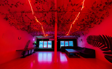 Арендовать ATMOSFERA. ECO  Белый лофт с неоновой подсветкой