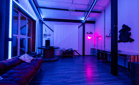 Арендовать Неоновый лофт для вечеринок