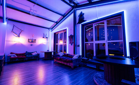 Арендовать Неоновый лофт для вечеринок