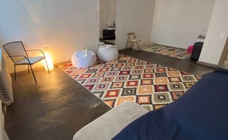 Арендовать Уютный зал в тёплых тонах