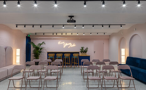 Арендовать Стилизованный лофт для деловых мероприятий