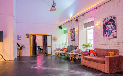 Арендовать Просторный лофт с верандой и внутренним двориком