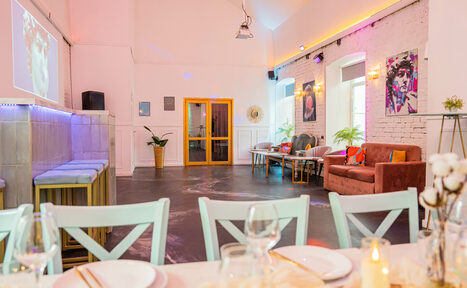 Арендовать Атмосферное пространство с верандой для любых мероприятий